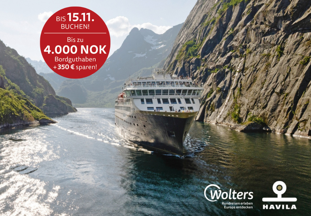 Ein Kreuzfahrtschiff fährt durch einen engen Fjord mit steilen Felswänden. Links oben ist eine Werbung mit der Aufschrift „BIS 15.11. BUCHEN! Bis zu 4.000 NOK Bordguthaben +350 € sparen!“ zu sehen. Ein Kreuzfahrtschiff fährt durch einen engen Fjord mit steilen Felswänden. Links oben ist eine Werbung mit der Aufschrift „BIS 15.11. BUCHEN! Bis zu 4.000 NOK Bordguthaben +350 € sparen!“ zu sehen.